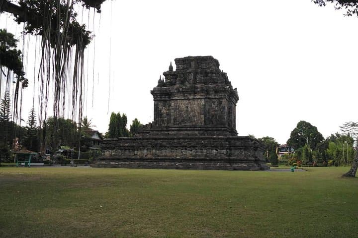 Yogyakarta One-Day Tour: Borobudur Sunrise, Merapi Jeep & Prambanan photo 5