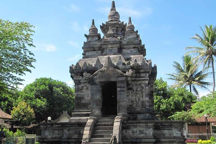 Yogyakarta One-Day Tour: Borobudur Sunrise, Merapi Jeep & Prambanan photo 6