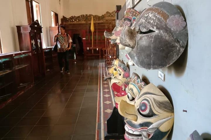 Javanese Mask Painting Workshop in Yogyakarta — Learn Topeng Mask Art in 60 Minutes photo 1