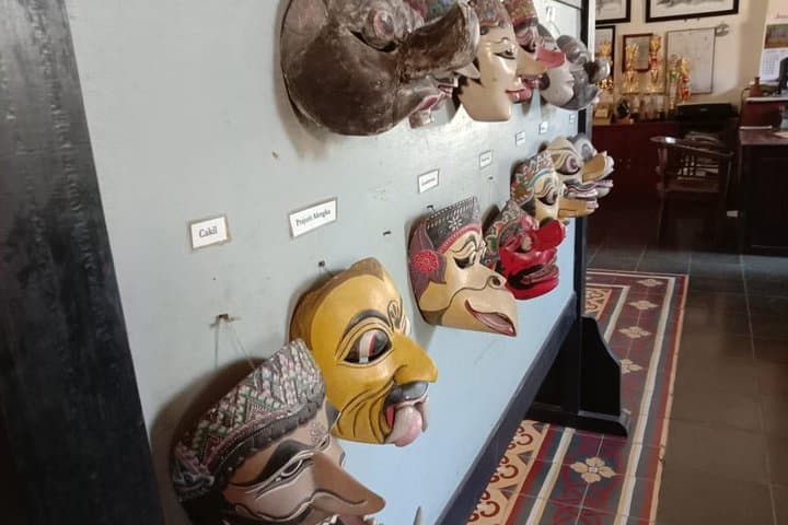 Javanese Mask Painting Workshop in Yogyakarta — Learn Topeng Mask Art in 60 Minutes photo 2