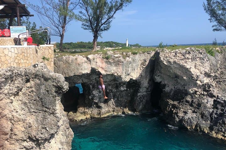 Negril Blue Hole & Rick's Café Combo: Cliff Jumps, Mineral Springs, and Local Shopping
