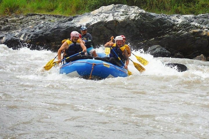 Rafting Río Negro: Baños Ecuador Class III+ and IV Adventure photo 3