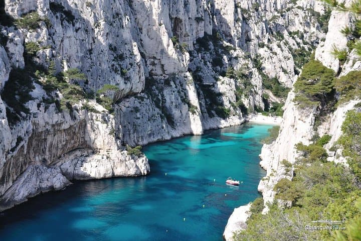 Private Aix-en-Provence and Cassis Day Tour with Calanques Boat Ride