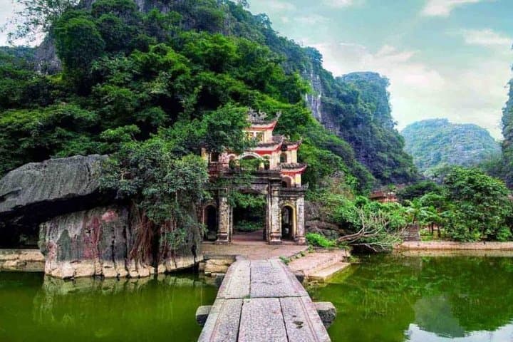 Hoa Lu and Tam Coc Day Tour: Boat Through Vietnam's Karst Valleys photo 3