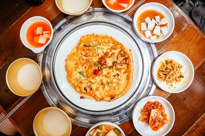Private Seoul Food Tour: 10 Tastings with a Local Foodie Guide photo 2