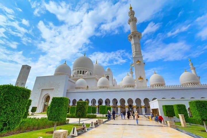 Abu Dhabi Day Trip from Dubai: Sheikh Zayed, Corniche & Yas Island Highlights