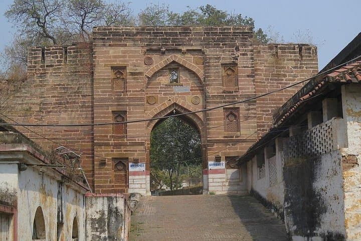 Varanasi to Chunar Fort & Siddhnath Falls Day Tour — History, Waterfalls, Country Roads