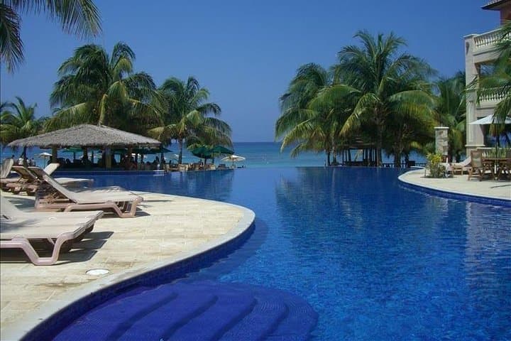 Infinity Bay Day Pass in Roatan: Private West Bay Beach, Pools & Local Flavors photo 4