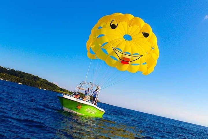 Parasail Over West Bay and Snorkel Roatán's Reefs: A West Bay Combo