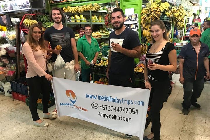 Comuna 13 Graffiti Tour & Metrocable with Colombian Fruit Tasting photo 2
