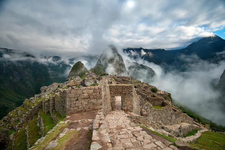 7-Day Lima, Ica & Cusco Tour: Machu Picchu, Huacachina & Rainbow Mountain with Flights