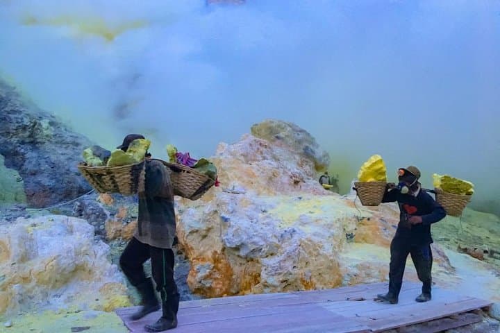 Kawah Ijen Blue Fire Tour: Night Hike to See the Blue Flame & Sulfur Miners (Shared Budget Package) photo 3