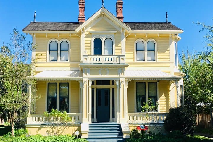 Private Luxury Victoria Van Tour: Inner Harbour, Gardens & Chinatown Highlights photo 4