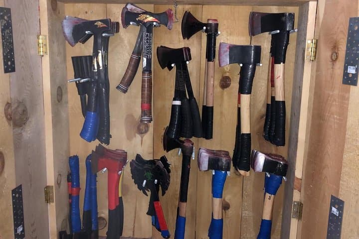 1-Hour Axe Throwing in Madrid: Learn, Play, Compete photo 2
