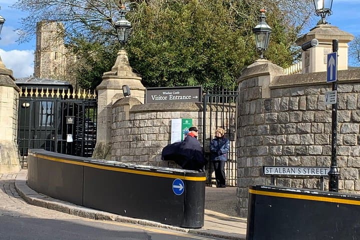Private Transfer London to Southampton via Windsor Castle — Door-to-Port Sightseeing photo 3