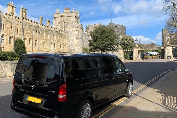 Private Transfer London to Southampton via Windsor Castle — Door-to-Port Sightseeing photo 5