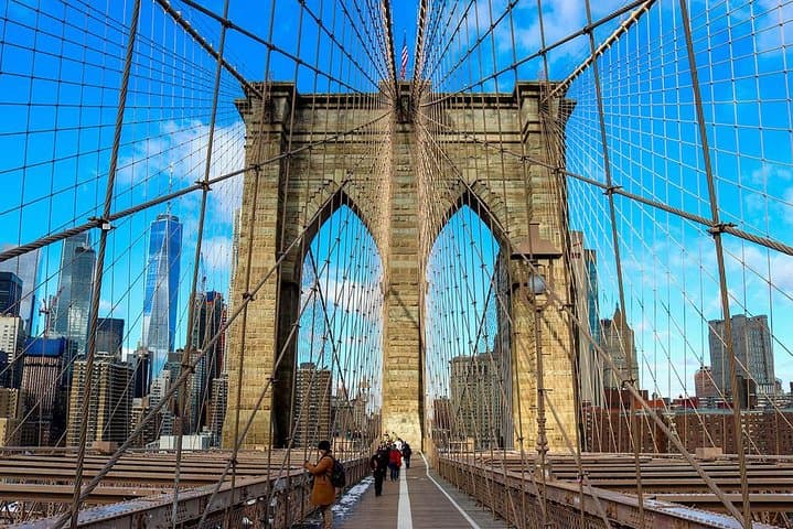 Brooklyn Bridge to DUMBO Walking Tour: Historic Bridge, Brooklyn Heights & Park