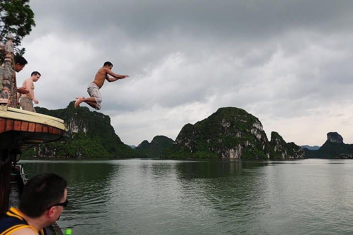 Deluxe 2-Day Cruise and Kayak Adventure in Halong Bay photo 3