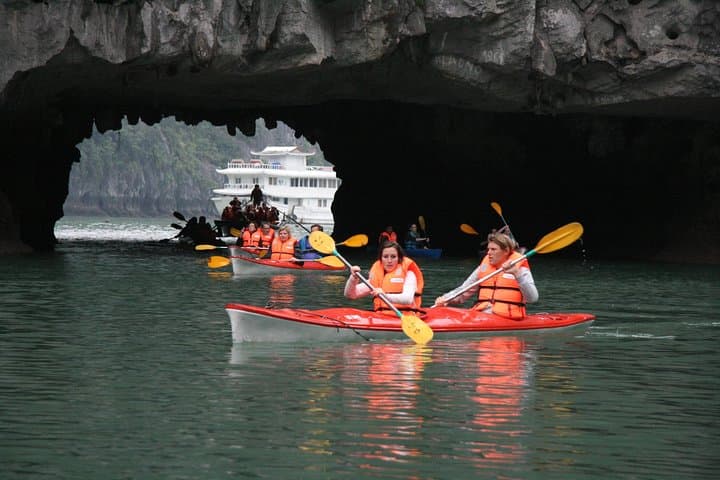 Deluxe 2-Day Cruise and Kayak Adventure in Halong Bay photo 5