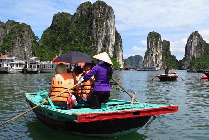 Deluxe 2-Day Cruise and Kayak Adventure in Halong Bay photo 6