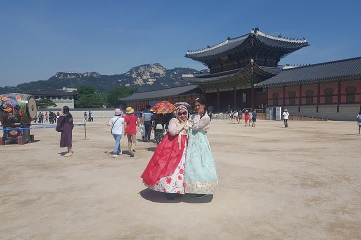 Seoul Private Tour: Gyeongbokgung Palace, Bukchon & Eastern Gate in a Day photo 4