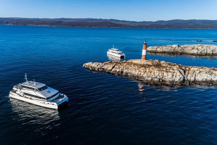 Beagle Channel Catamaran: Penguins, Les Eclaireurs Lighthouse & Isla Martillo photo 4