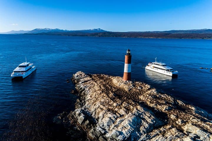 Beagle Channel Catamaran: Penguins, Les Eclaireurs Lighthouse & Isla Martillo photo 5