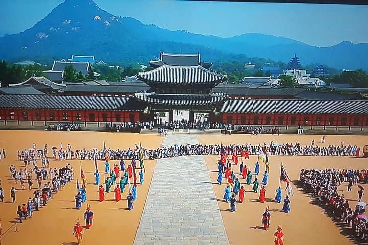Gyeongbokgung Private Full-Day Tour: Royal Gate Ceremony, Bukaksan & Insadong photo 1