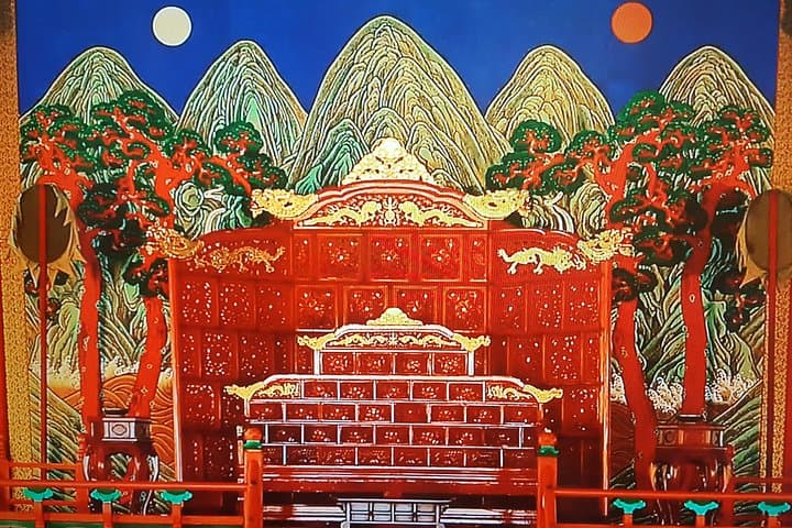 Gyeongbokgung Private Full-Day Tour: Royal Gate Ceremony, Bukaksan & Insadong photo 2
