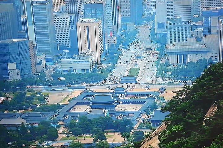 Gyeongbokgung Private Full-Day Tour: Royal Gate Ceremony, Bukaksan & Insadong photo 3
