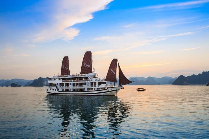 Overnight Stellar Cruise in Halong Bay: 2-Day Luxury Cruise with Kayaking & Caves photo 2