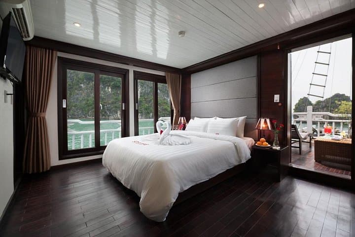 Overnight Stellar Cruise in Halong Bay: 2-Day Luxury Cruise with Kayaking & Caves photo 3