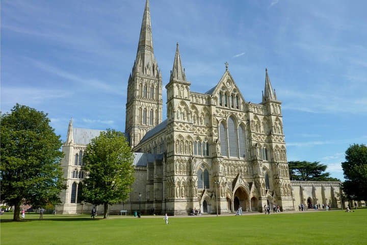 Southampton Private Vehicle Service: Half‑Day or Full‑Day Driver Hire for Custom Sightseeing photo 6