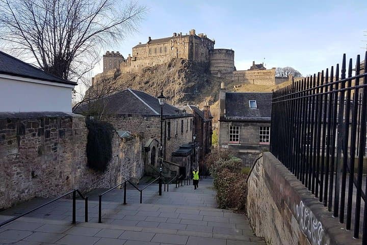 Edinburgh Old Town Walking Tour — Royal Mile History & Hidden Graveyards