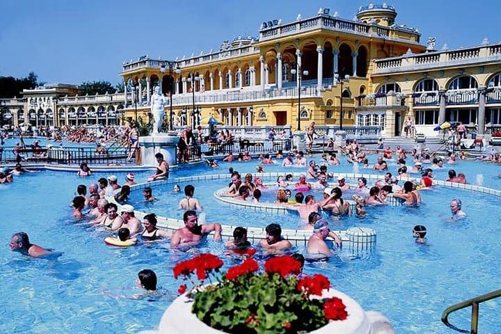 Vienna to Budapest: Private Day Trip to Gellért, Castle District & Thermal Baths photo 3