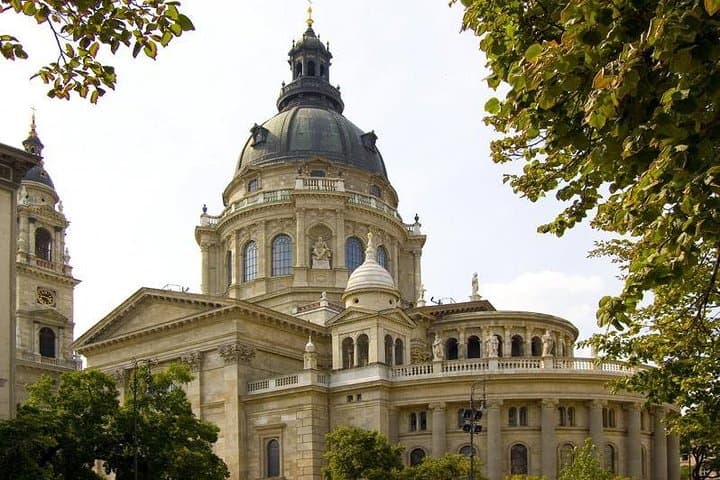 Vienna to Budapest: Private Day Trip to Gellért, Castle District & Thermal Baths photo 4