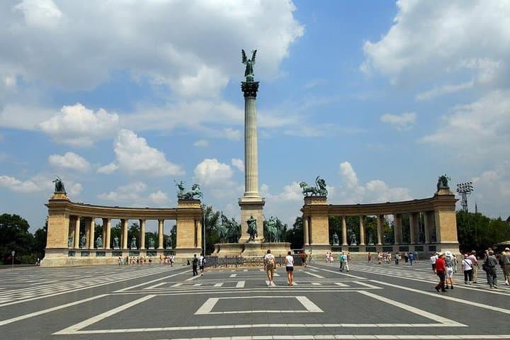 Vienna to Budapest: Private Day Trip to Gellért, Castle District & Thermal Baths photo 5