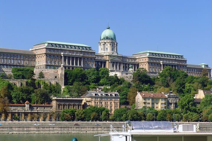 Vienna to Budapest: Private Day Trip to Gellért, Castle District & Thermal Baths photo 6
