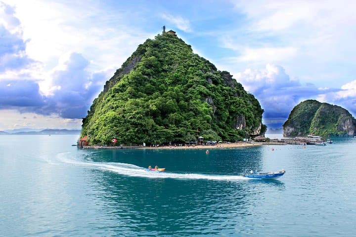 Halong Bay 2-Day Fantasea Cruise: Overnight Limestone Island Adventure photo 5