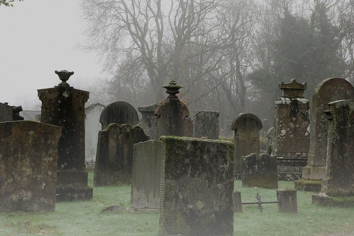 Edinburgh Nighttime Ghost Tour (Italian Guide) — 2-Hour Old Town Walk photo 3