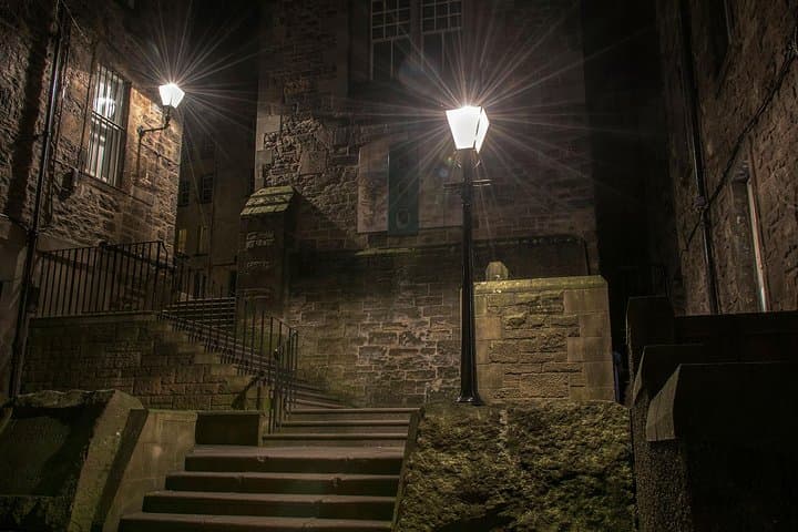 Edinburgh Nighttime Ghost Tour (Italian Guide) — 2-Hour Old Town Walk photo 4