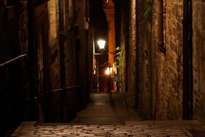 Edinburgh Nighttime Ghost Tour (Italian Guide) — 2-Hour Old Town Walk photo 5