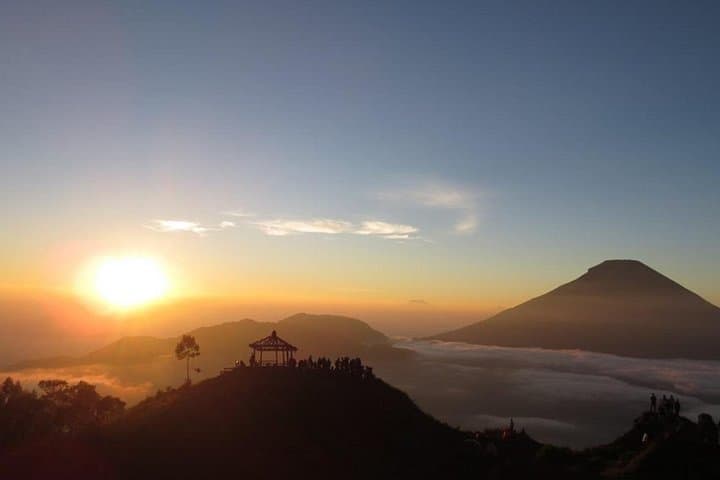 Dieng Plateau Sunrise: SiKunir Hill & Borobudur 3-Day Cultural Trek