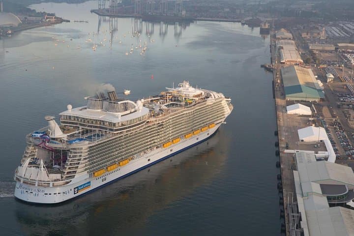 Private Port Arrival Transfer: Southampton Cruise Terminals to Gatwick Airport — Meet & Greet Chauffeur