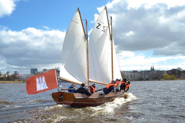 Sunset Sailing on Lake Alster: Hamburg Small-Group Cruise Experience photo 2