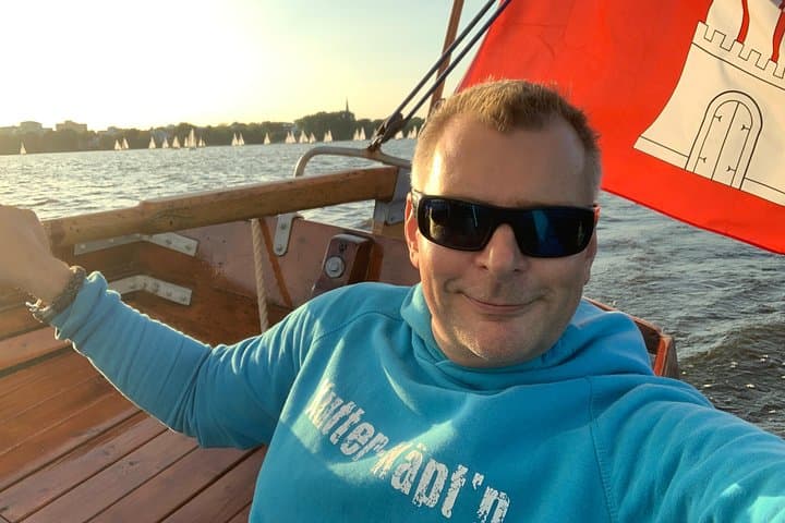 Sunset Sailing on Lake Alster: Hamburg Small-Group Cruise Experience photo 6