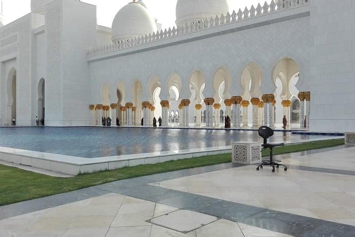 Abu Dhabi Day Trip from Dubai: Sheikh Zayed Grand Mosque & Corniche Highlights