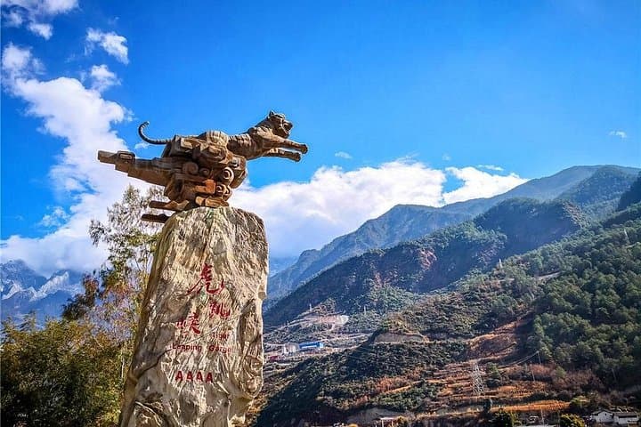 Tiger Leaping Gorge Day Hike from Lijiang — Guided Trek to Tina's Guesthouse photo 1