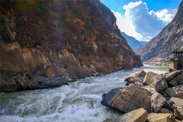 Tiger Leaping Gorge Day Hike from Lijiang — Guided Trek to Tina's Guesthouse photo 4