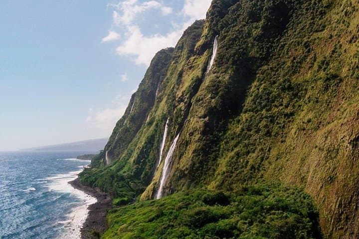 Private Magical Waterfall Helicopter Tour Over Kohala's Seven Valleys photo 4